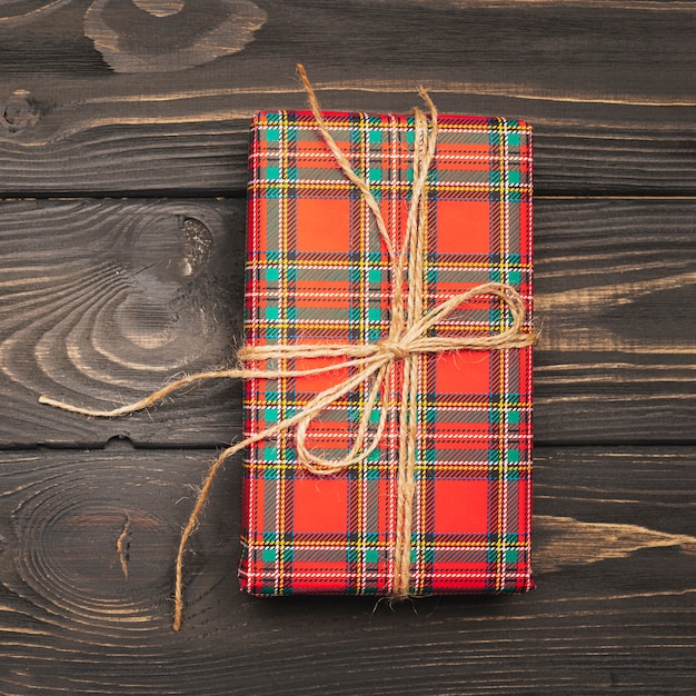 Caja de regalo para navidad atada con cuerda Foto gratis