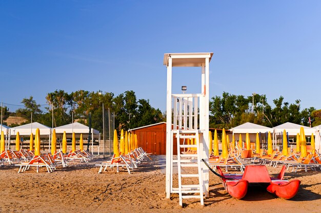 Caja De Rescate De Madera Con Una Escalera En La Playa Playa De