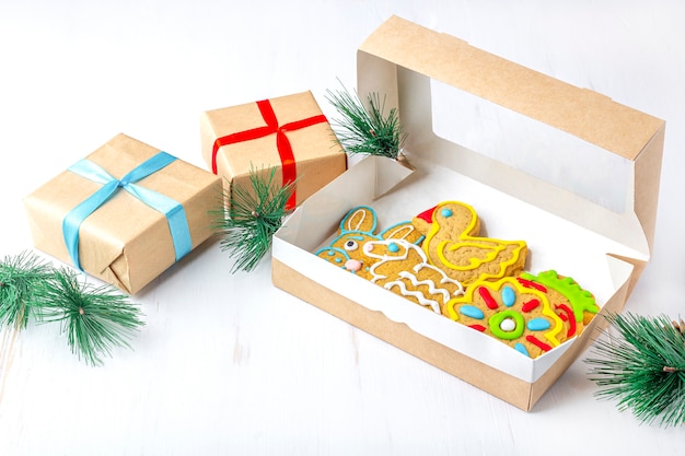 Cajas De Regalo Y Galletas De Jengibre Pintadas Caseras Entre Ramas De