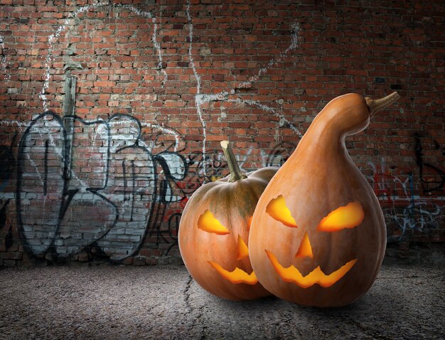 Calabazas Y Muro De Ladrillos Con Graffiti Foto Premium