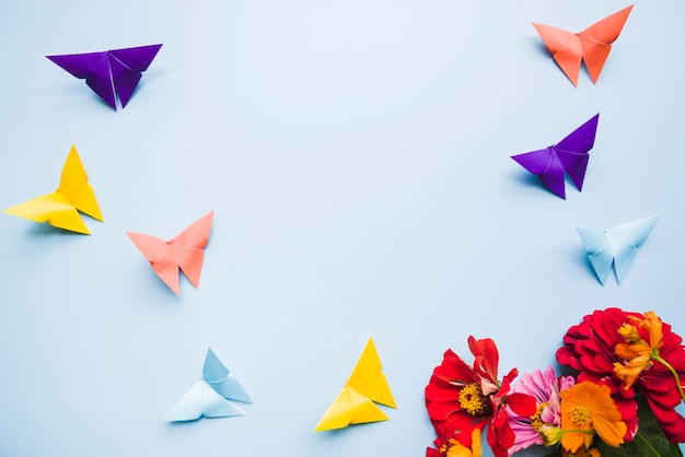 Caléndula Flores De Caléndula Y Origami Mariposas De Papel