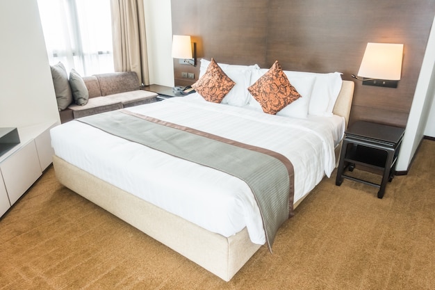 Cama de matrimonio con almohadas Foto gratis