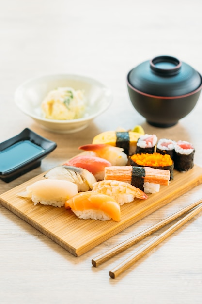 Camarones concha de atún salmón y otra carne sushi maki Foto gratis
