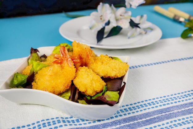 Camarones Empanizados Fritos Con Ensalada Y Juego De Mesa Foto Premium