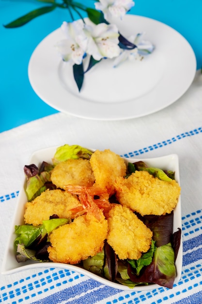 Camarones Empanizados Fritos Con Ensalada Y Mesa Foto Premium