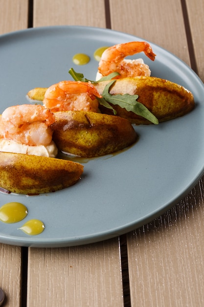 Camarones Tigre A La Plancha Con Miel Y Queso Crema Foto Premium