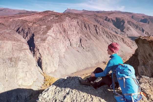 Caminante Con Mochila De Pie En La Cima De Una Monta A Con Las Manos