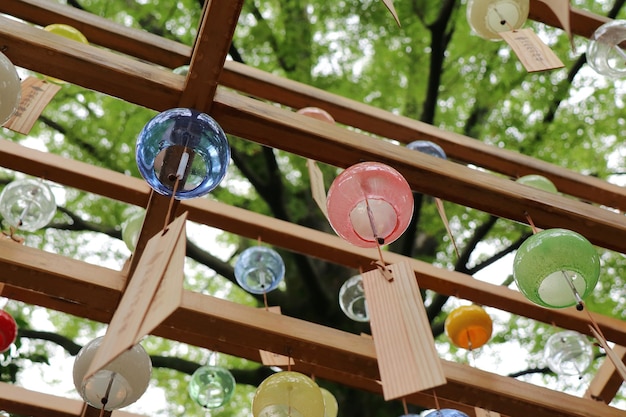 Campanas de viento de cristal de colores en japón Foto Premium