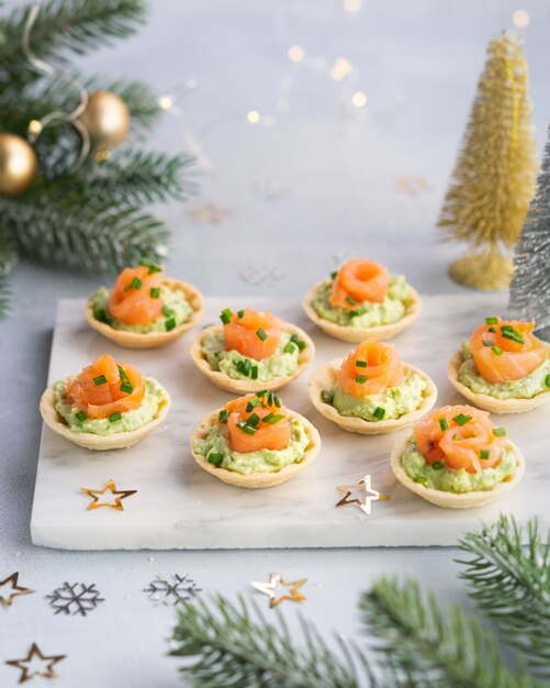 Canapes Con Salmon Ahumado Queso Crema Y Aguacate Sobre Fondo