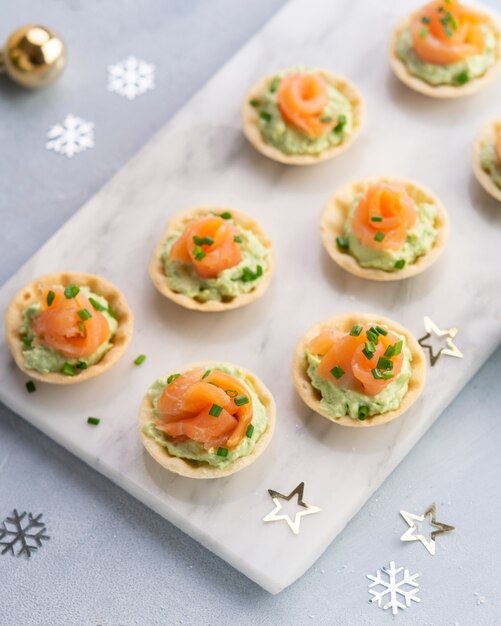 Canapes Con Salmon Ahumado Queso Crema Y Aguacate Sobre Fondo