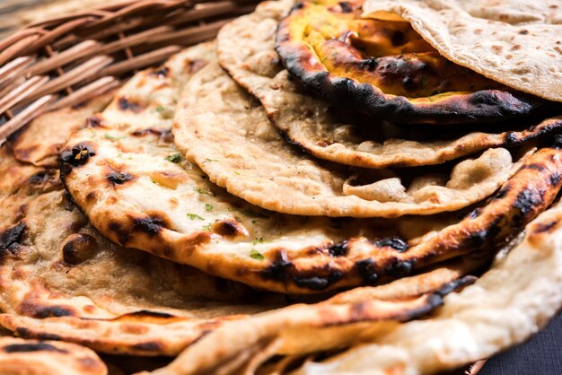 Canasta De Pan Indio Surtido Que Incluye Chapati Tandoori Roti O Naan