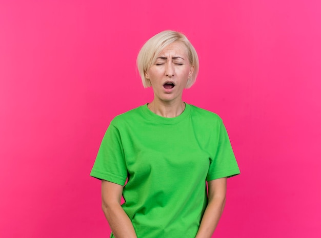 Cansado Mujer Eslava Rubia De Mediana Edad Bostezando Con Los Ojos