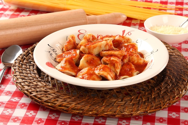 Cappelletti 4 quesos con salsa roja. | Foto Premium
