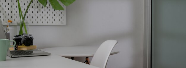 Captura recortada del dise o interior  minimalista  de la oficina en casa con mesa de trabajo 