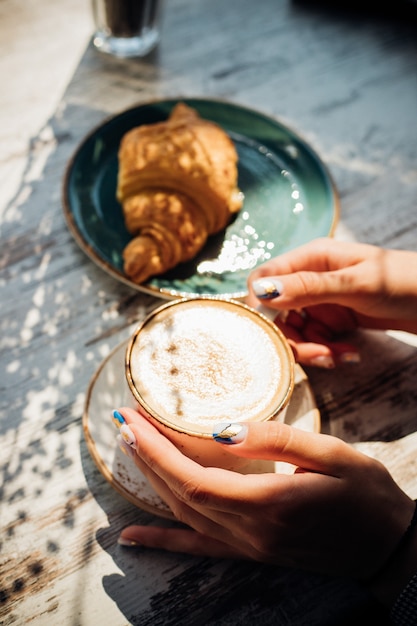 Capuchino Y Croissant En La Mesa Del Caf La Luz Del Sol De La Ma Ana