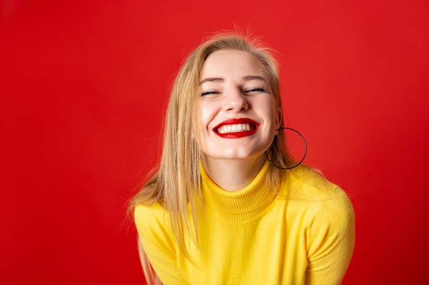 La Cara De La Muchacha De La Diversin Del Primer Que Re