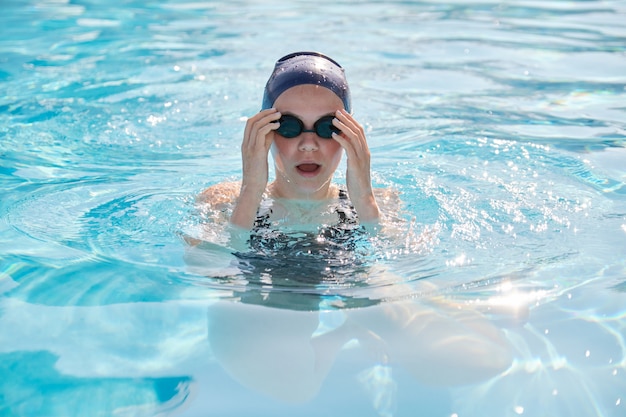 Cara De Nadadora Joven En La Piscina Ni A Con Gorra De Gafas Para Nadar Foto Premium