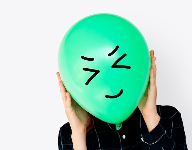 Caras de personas cubiertas con globos de emoción de expresión feliz Foto Gratis