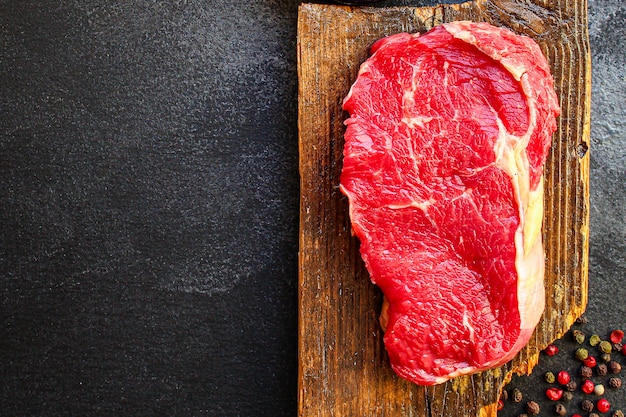 Carne cruda de carne de res o ternera | Foto Premium