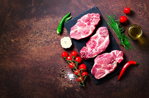 Carne Cruda Filete De Ternera En Una Tabla Para Cortar Piedra Con