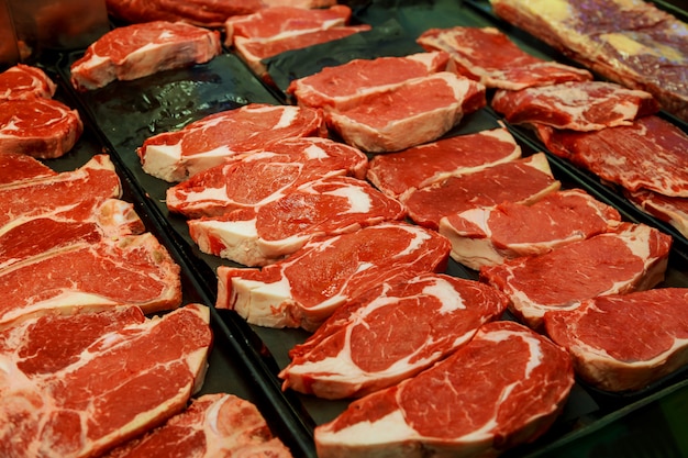 Carne Fresca Cruda, Carne De Res O Cerdo En El Supermercado Para ...