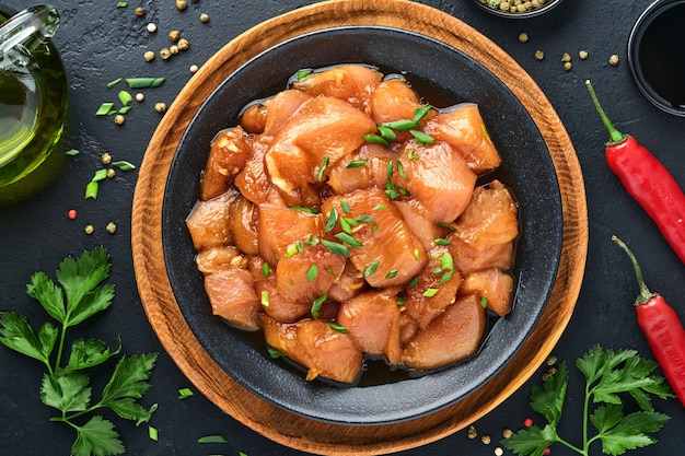 Carne De Pollo Cruda Marinada En Salsa De Soja Teriyaki Cebolla Y