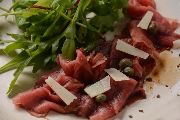 Carpaccio De Ternera Con Parmesano Alcaparras Y R Cula Con Aceite De