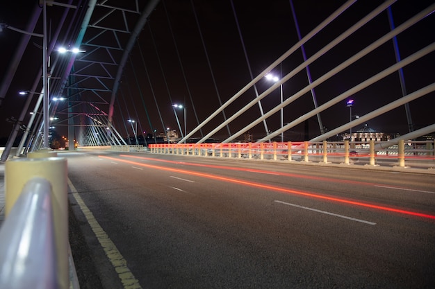 Carretera De Asfalto De Noche Amplia En El Fondo Del Puente Foto Premium 6916