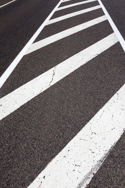 Carretera Pavimentada Con Marcas Viales Blancas Foto Premium