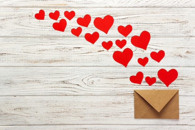 Carta A San Valentín Sobre De Carta De Amor Con Corazones Rojos En Madera Foto Premium 8118