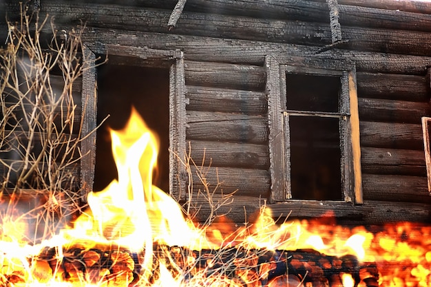 Casa De Madera Tras El Incendio Carbones En Los Troncos Las Cenizas