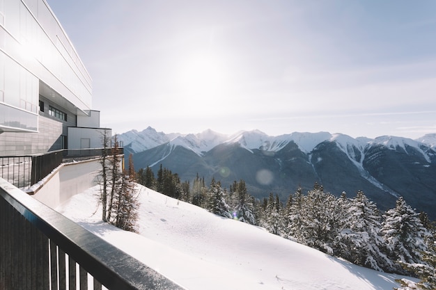 Casa en montañas nevadas | Foto Gratis