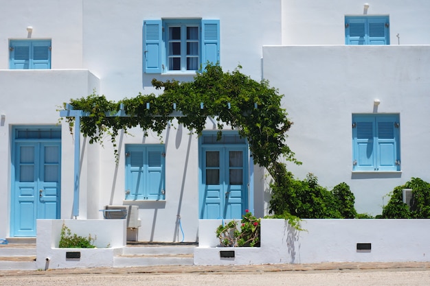 Casas De Arquitectura Griega Tradicional Pintadas De Blanco Con Puertas Azules Y Persianas Foto Premium