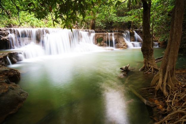 Cascada De Huai Mae Khamin Kanchanaburi Foto Premium