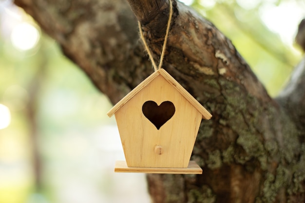 Casita Para Aves De Madera Colgando De Un Rbol En El Jard N De Oto O