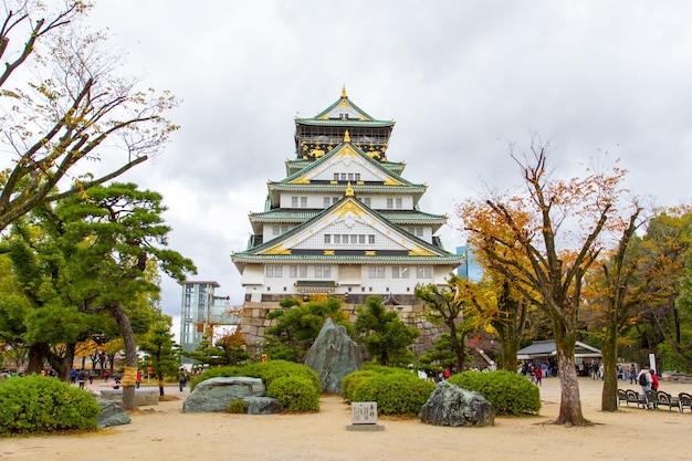 Castillo De Osaka En El Parque Del Castillo De Osaka Japon Foto Premium