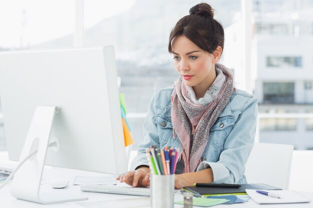 Casual mujer usando la computadora en la oficina | Foto Premium