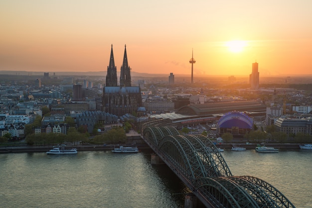 Catedral De Colonia A Lo Largo Del Puente De Hohenzollern En Alemania Europa Foto Premium