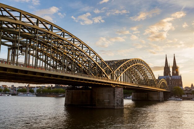 Catedral De Colonia Y El Puente Hohenzollern Al Atardecer Foto Premium