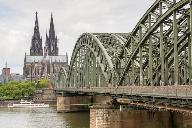 Catedral De Colonia Y El Puente Hohenzollern Foto Premium