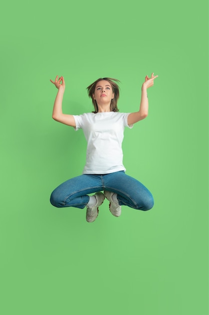 Caucásico mujer joven meditar Foto Premium