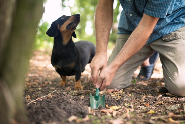 cazador-trufas-su-perro-entrenado-busca-setas-trufadas-bosque_342744-1355.jpg