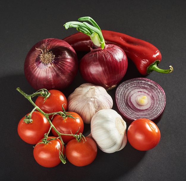 Cebolla Y Ajo Y Pimientos Picantes Y Tomates Aislados En Un Negro ...