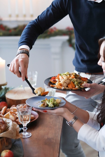 Cena de navidad con la familia | Foto Gratis