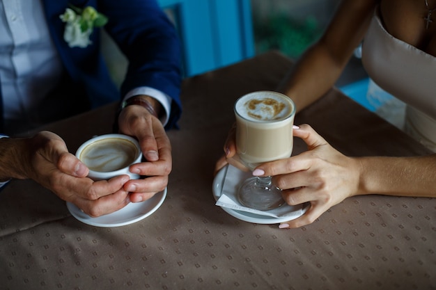 Cena Romántica De Cerca Momento Romántico En La Cafetería Hombre Y Mujer Hablando Sobre Café