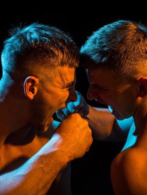 De Cerca La Cara De Dos Hombres Peleando Golpeándose Entre Sí Boxeo O