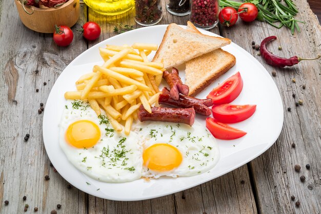 Cerca Del Desayuno Continental Con Huevo Y Salchichas Foto Premium