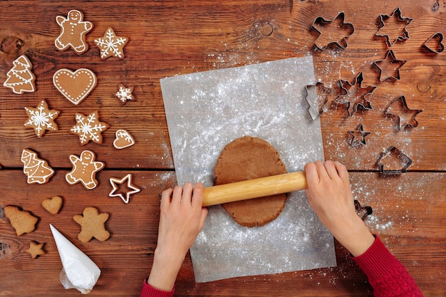 Cerca De Manos Femeninas Haciendo Galletas De Jengibre De Masa En Casa