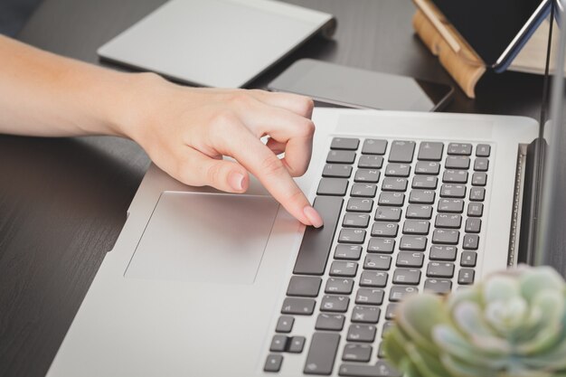 Cerca De Una Mujer Manos De Oficinista Escribiendo En El Teclado Foto