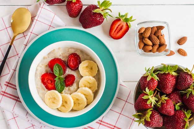 Cereal De Avena Muesli En Un Bol Con Fresas Plátano Y Almendras Desayuno Saludable Foto Premium 